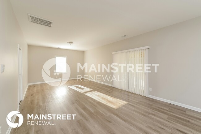 Photo - 320 W Steele St