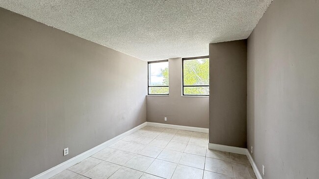 Building Photo - 1950 N Congress Ave Rental