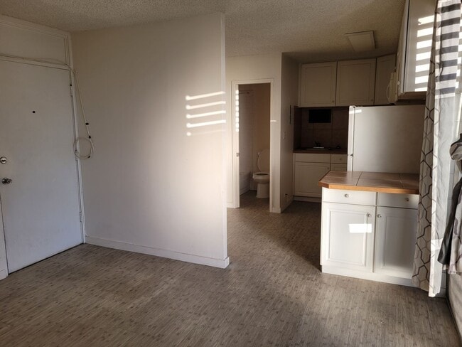 Building Photo - Great Location! Studio, 1 bath, 1 pkg w/Lanai. 300sqft unit . $1600