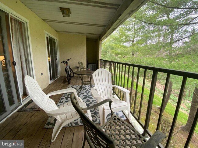 Photo - 240 Valley Stream Ln