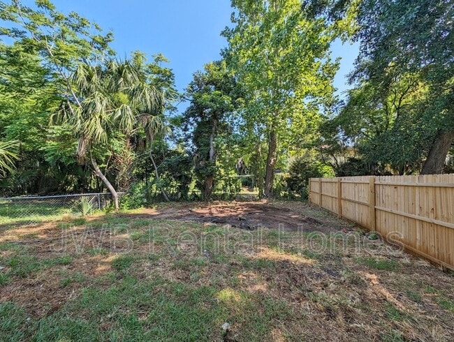 Photo - 835 Oakley St