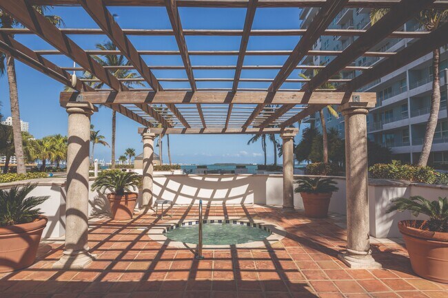 Yacht Club at Brickell Apartments