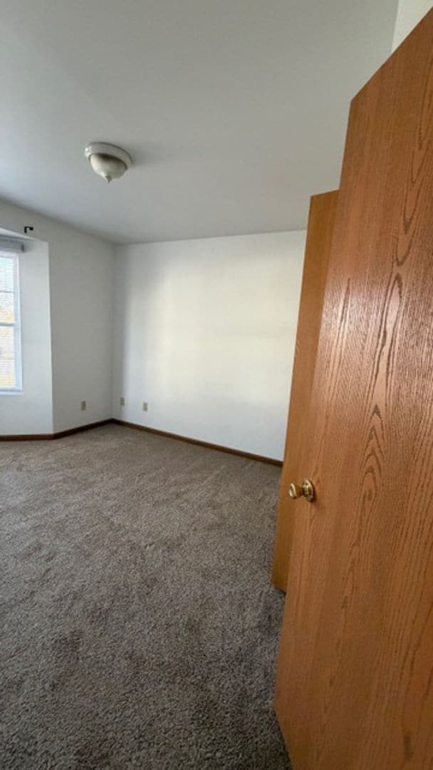 Photo - 696 James St