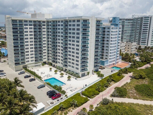 6917 Collins Ave Unidad 1512