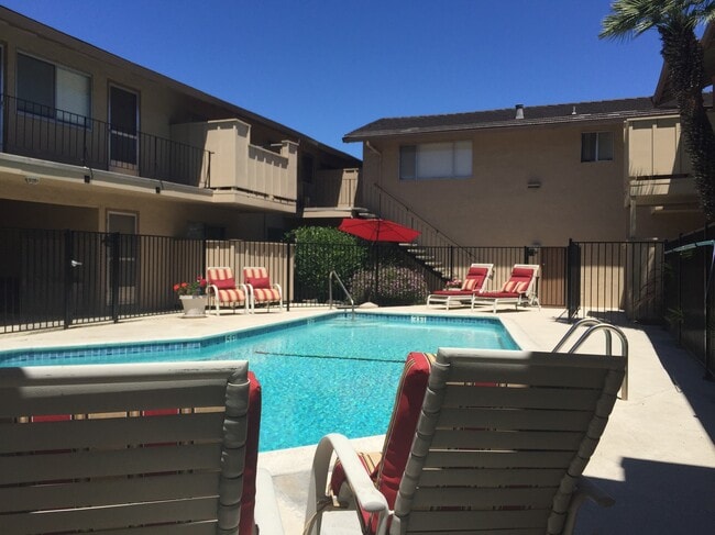 Photo - Lawrence Arms Apartments Unidad B