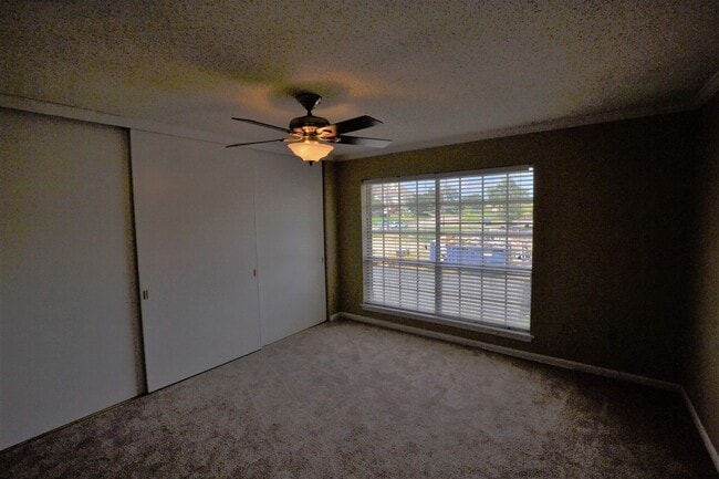 Building Photo - Gated Community!  2 bedroom, 2 bath Condo is excellent location off Jefferson Hwy