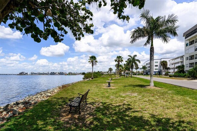 1477 Park Beach Cir Unit 33