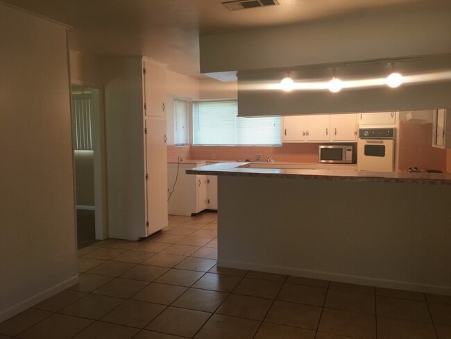 Photo - 3/2/2 Fenced yard Pet FRIENDLY