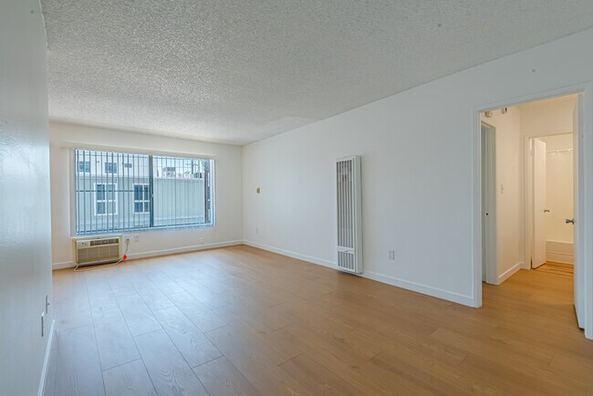 Sala de estar - 6210 Whitsett Apartamentos