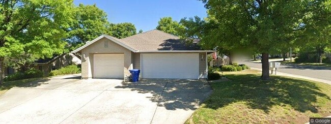 Building Photo - 2 Bedroom/2 Bath Duplex In East Redding