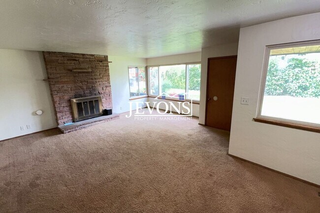 Photo - Available Now! 4-bedroom, 2-bathroom house in SeaTac