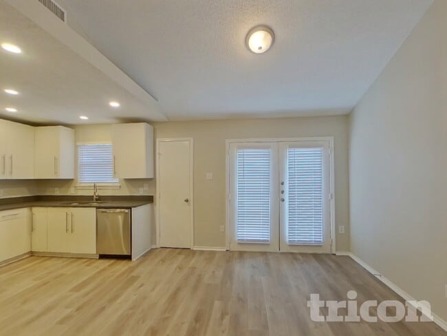 Photo - 837 Globe Ave