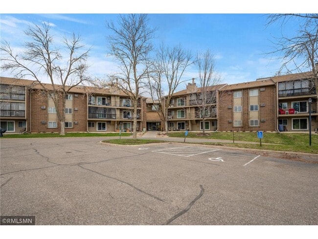 Building Photo - 3850 Plymouth Blvd Unit 204 Rental