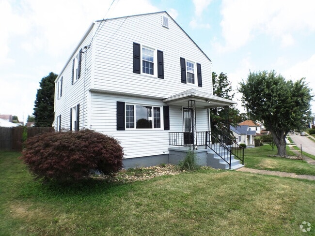 Building Photo - Three bedroom home excellent neighborhood