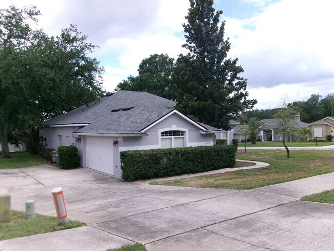 12415 Lake Valley Dr
