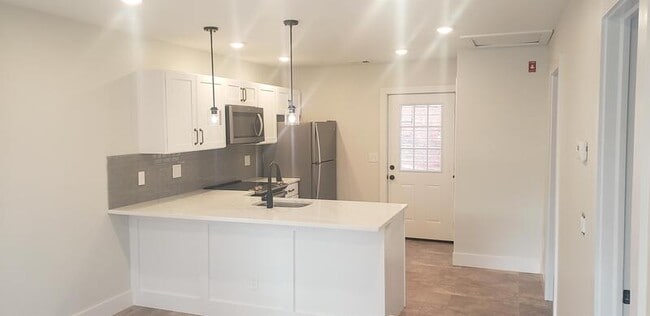 Building Photo - 453 Vineyard Ave