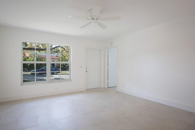 Photo - 705 New York St