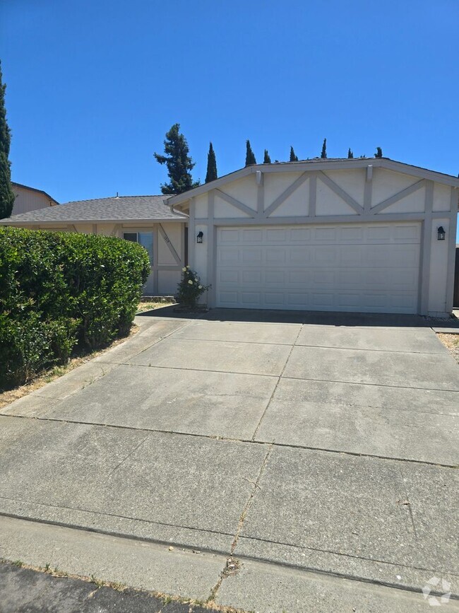 Building Photo - Move In Ready Single Family Home!