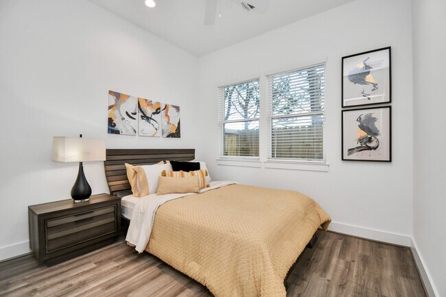 Photo - 9005 Laverne Oak Ln