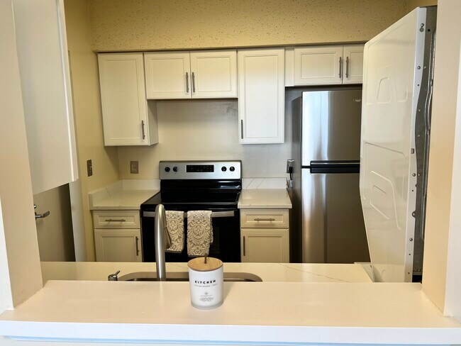 Kitchen - 5505 Seminary Rd Unit 2608