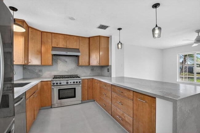 Photo - 467 NE 31st St