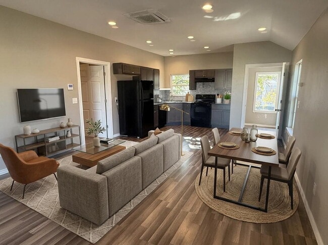 Building Photo - 1 Bed, 1 Bath Townhome Near Asian District Unit Apt. B