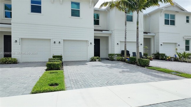 Photo - 4612 Hollister Ave