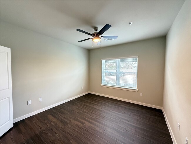 Building Photo - 2102 Antoine Dr Unit 3308 Rental