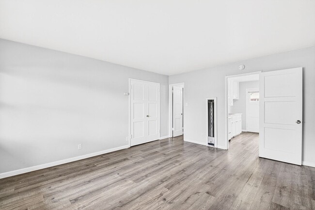 Photo - 445 W 15th St Unidad 04