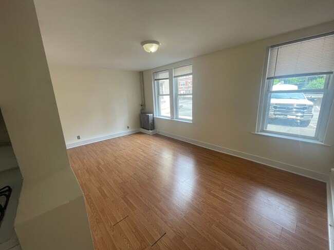 Renovated 1 bed , Sunny and Spacious, Utilities and laundry Inc Close to train 1 free Month - Renovated 1 bed , Sunny and Spacious, Utilities and laundry Inc Close to train 1 free Month