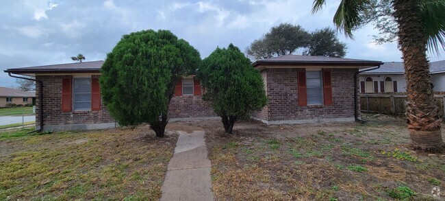 Building Photo - Like new, remodeled corner 3/2/2 all-tiled... Rental