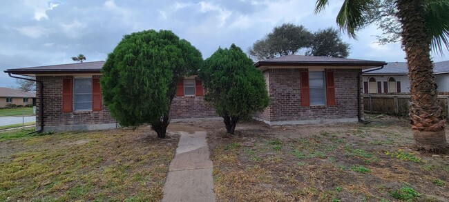 Like new, remodeled corner 3/2/2 all-tiled... - Like new, remodeled corner 3/2/2 all-tiled... House