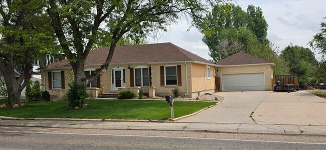 Building Photo - ALL PROSPECTIVE TENANTS MUST SUBMIT A $58 NON-REFUNDABLE APPLICATION FEE PER APPLICANT ONLINE AND...