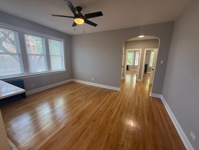 Photo - 4956 N Harding Ave Unidad 2
