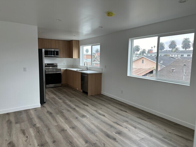 Photo - 2728 S Cloverdale Ave Unidad 4