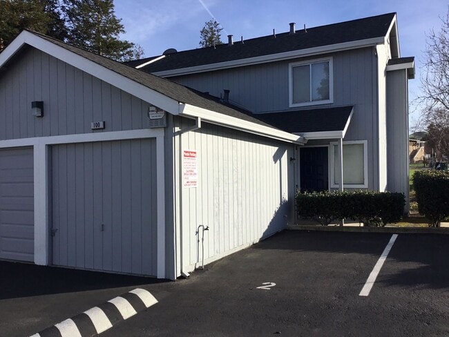 Building Photo - 2 Bedroom / 1 Bathroom Townhome in Bay Point Unit 146 Tammy Cir