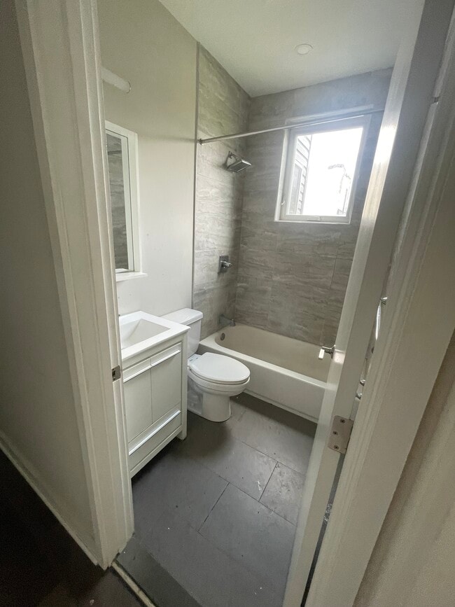 Baño del pasillo - 2409 Ridge Ave Unidad 2