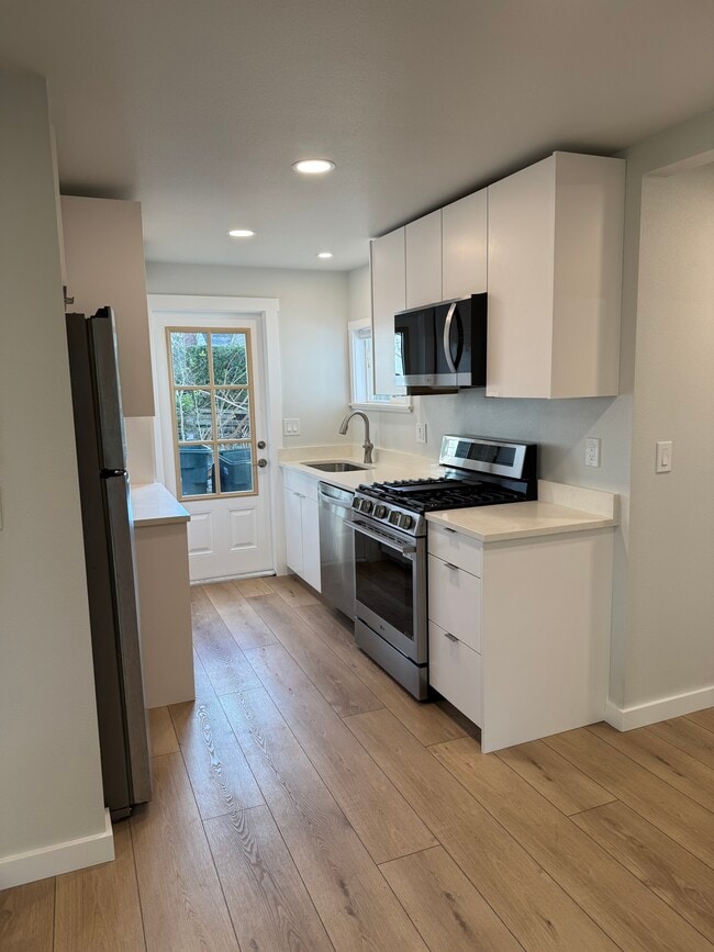 cocina y entrada principal - 2914 Ellis St Unidad #102