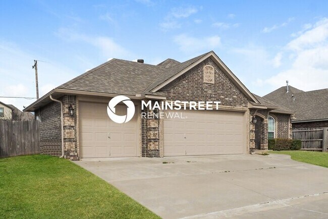 Photo - 3 Bedroom Pet-Friendly Home in YUKON, OK with Main Street Renewal
