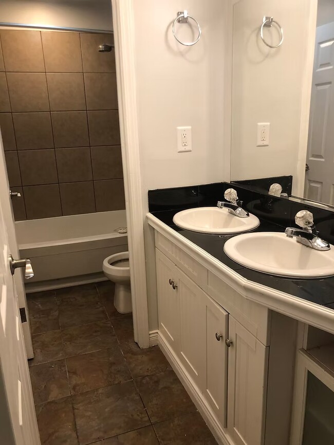 206-1 bath1 - 206 N. Normal
