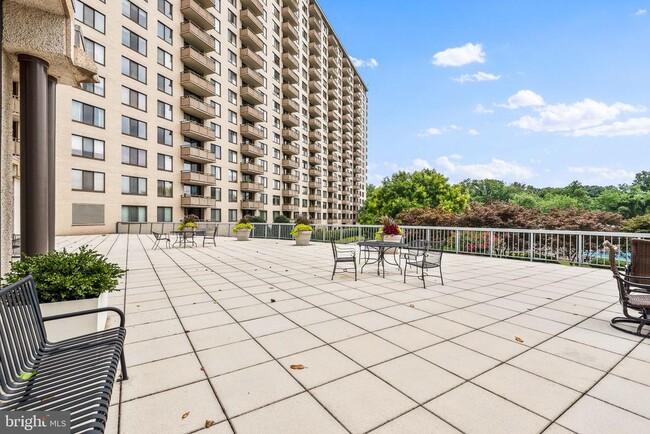 Building Photo - 5225 Pooks Hill Rd Unit 1416N