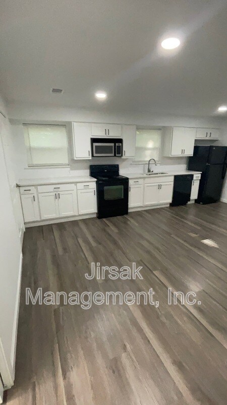 Photo - 241 3rd St NE