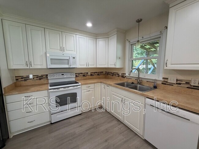 606 E Bayview Blvd