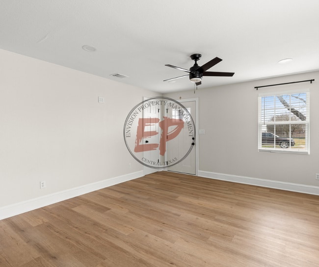 Photo - 208 N Waco St