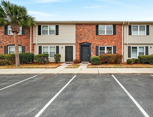 Building Photo - Quiet Retreat, Prime Location!