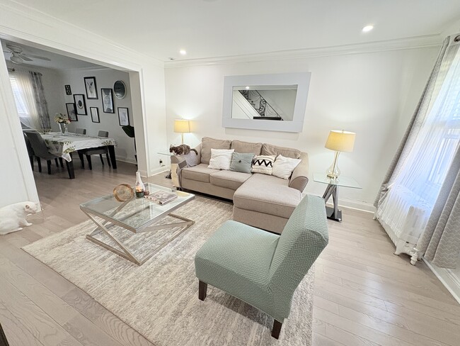 Photo - 423 Naomi St