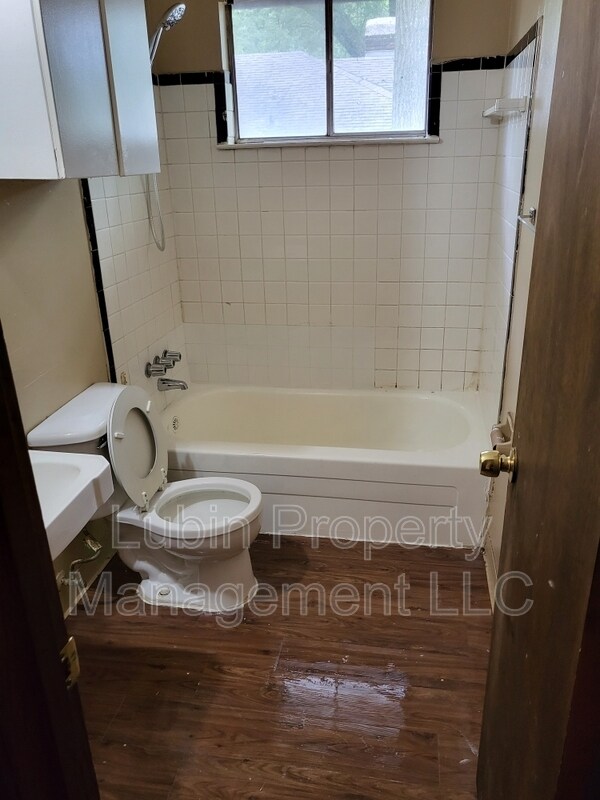 Photo - 2468 Yale Ave