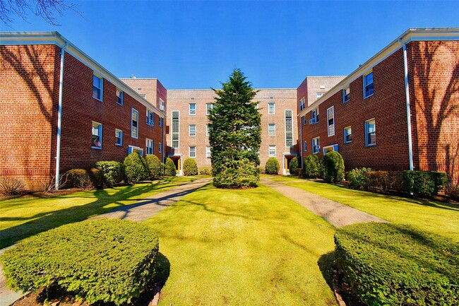 Building Photo - 33 E Grand St Unit B3C Rental