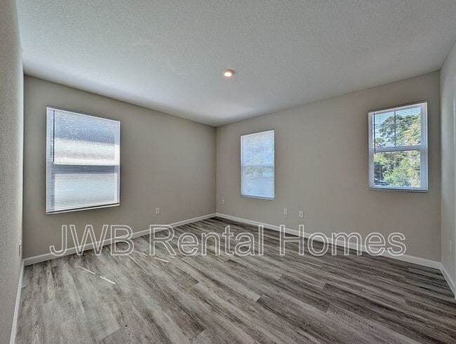 Photo - 835 Oakley St