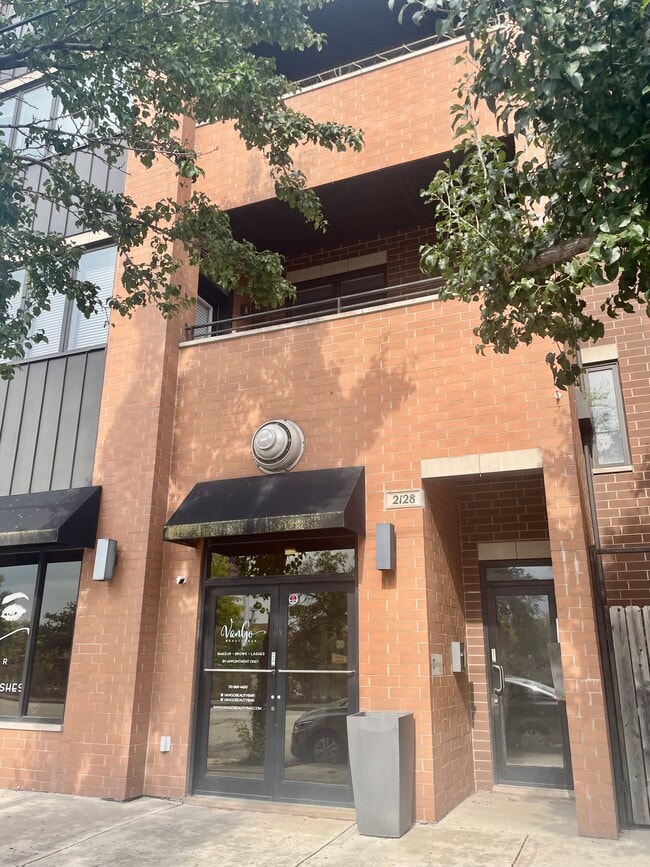 Building Photo - 2128 W Van Buren St Unit 2